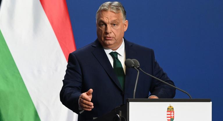Folytatódik az üzengetés, most a lengyel külügyminiszter kritizálja Orbán Viktort