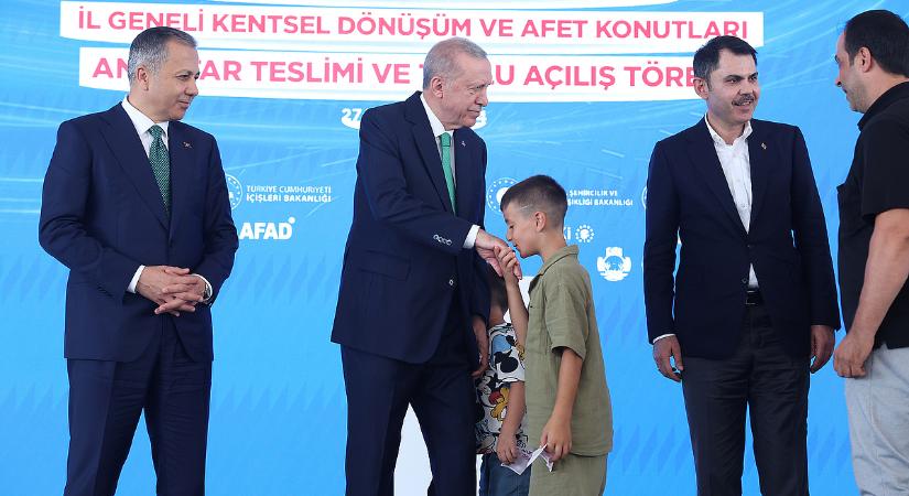Megpofozott egy gyereket Erdogan, mert nem adott neki kézcsókot