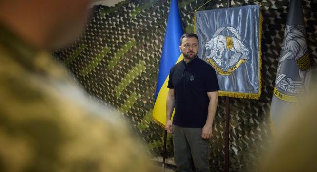 Zelenszkij hétfőn Vovcsanszk térségébe látogatott, és kitüntetéseket adott át a különleges műveleti erők katonáinak