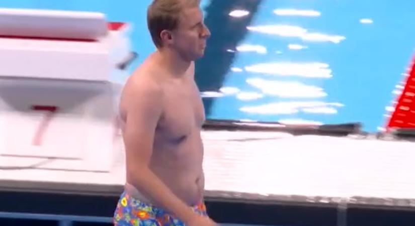 Egy pillanat alatt sztár lett a színes fecskében vízbe csobbanó dolgozó az olimpián