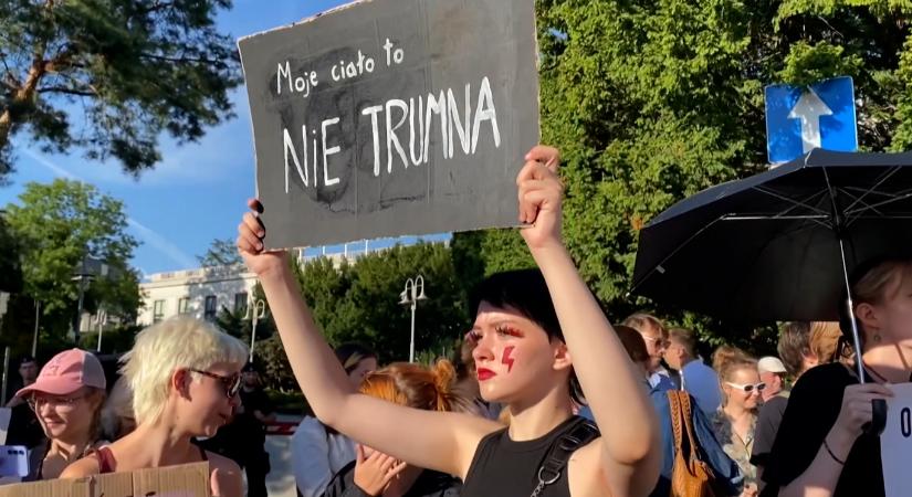 Elbukott a lengyel abortusztörvény enyhítésére tett javaslat, a lengyel nők tovább tüntetnek