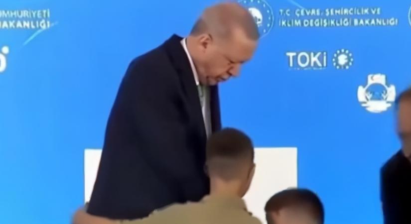 Erdogan felpofozott egy kisfiút, amiért nem csókolta meg a kezét (VIDEÓ)
