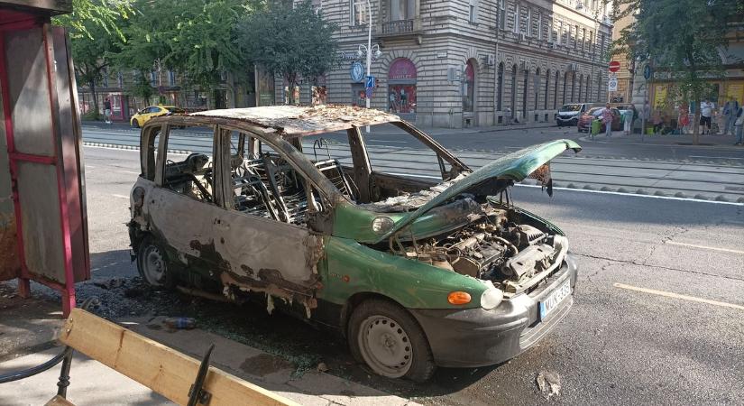 "Valószínűleg direkt gyújtották fel..." – Hatalmas lángokkal égett egy autó a VI. kerületben, lakhattak benne!