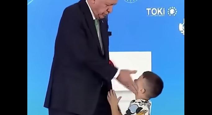 Erdogan megpofozott egy gyereket a színpadon, amiért nem akart elsőre kezet csókolni neki