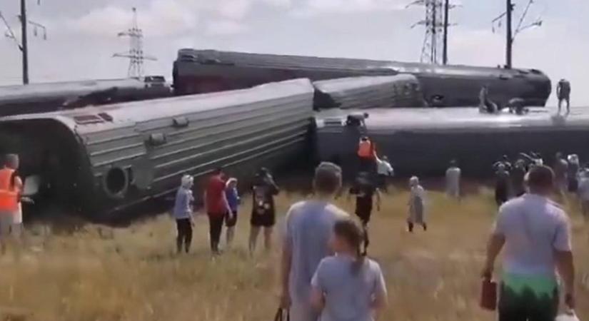 Legalább 140-en megsérültek, amikor egy vonat egy teherautónak ütközött Oroszországban