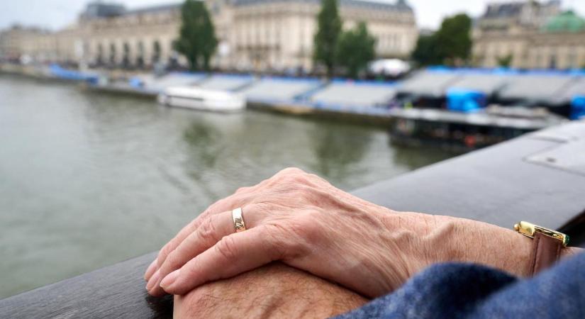 Zaciba csapták a jegygyűrűt, így jutott el Párizsba Sulyok Tamás és felesége ifjú házasként – Négy évtized után tértek most vissza