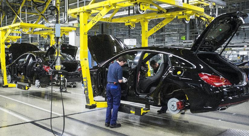 A műszak végén biztonsági őrök kísérték ki a Mercedes-gyárból az elbocsátott dolgozókat