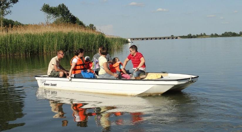 Fattyúszerkőtől Küszvágó csérig csónakázhatunk a Tisza-tavon