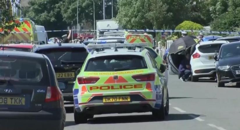 Nyolc embert, köztük gyerekeket is megkéselt egy férfi az angliai Southportban
