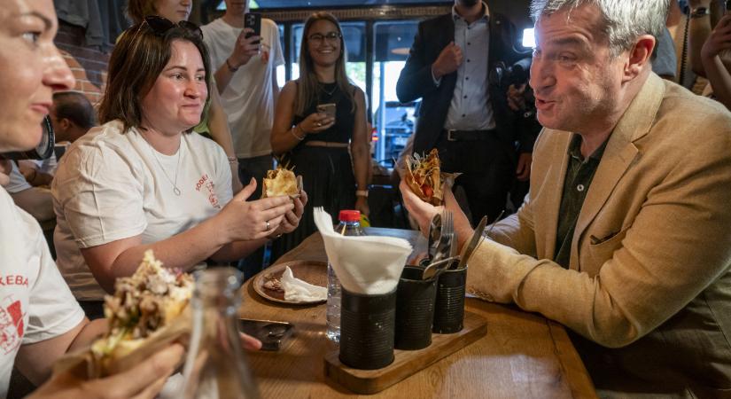 Bajorország miniszterelnöke kebabozni hívta az Instagram-követőit, 45 ezer jelentkezőből kellett kiválasztania, kikkel megy végül el