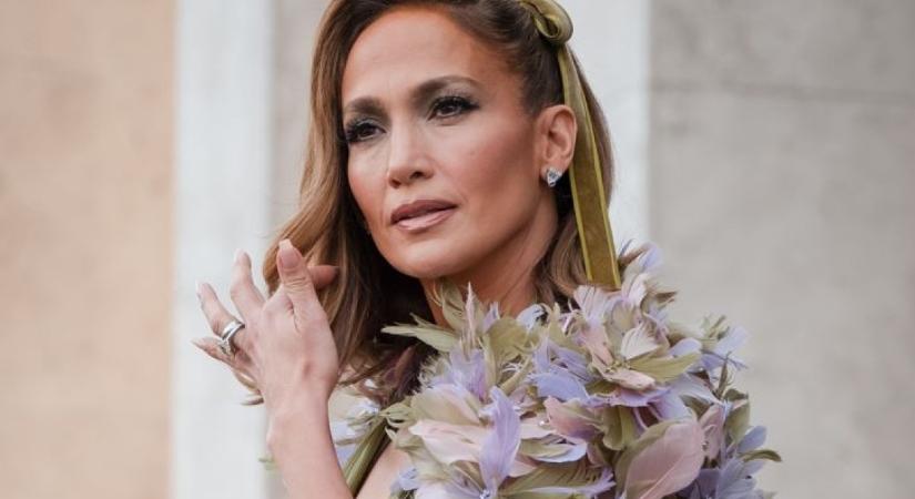 Jennifer Lopez megtalálta a legtökéletesebb ruhát, amit egy randira el tudunk képzelni