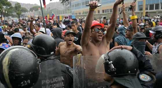 Könnygázt és gumilövedékeket vetettek be a tüntetők ellen Venezuelában