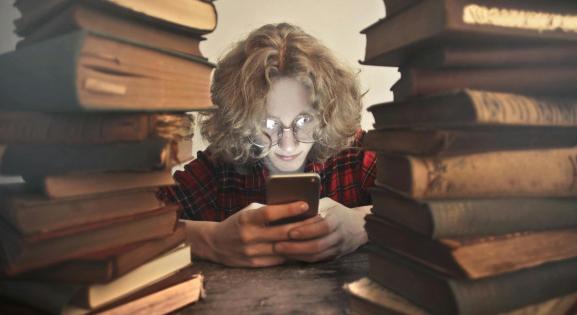 10 jó tulajdonság különbözteti meg a könyvmolyokat a közösségi média rajongóitól