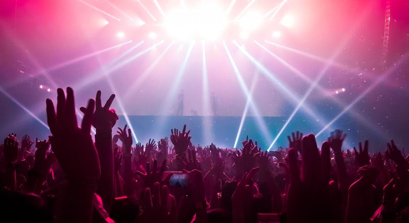 Zene füleinknek – tényleg veszélyesek lehetnek a nyári koncertek?