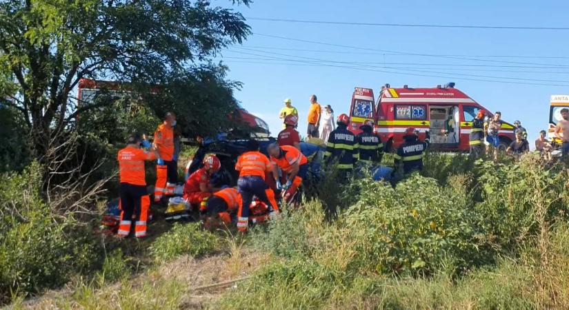 Egy fiatal meghalt, többen megsérültek egy Arad megyei súlyos balesetben