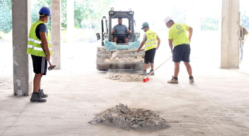 Megtört az átok: elkezdődött a Piramis újjáépítése Törökszentmiklóson