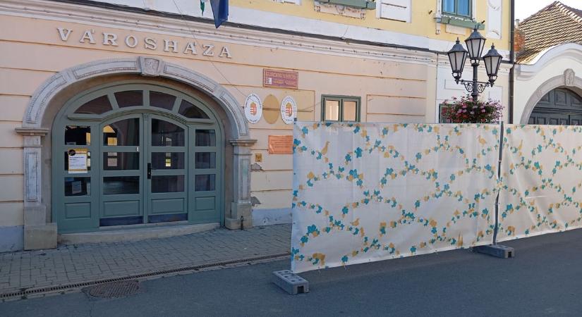 Ezért takarták el Tokajban a fél belvárost - képekkel