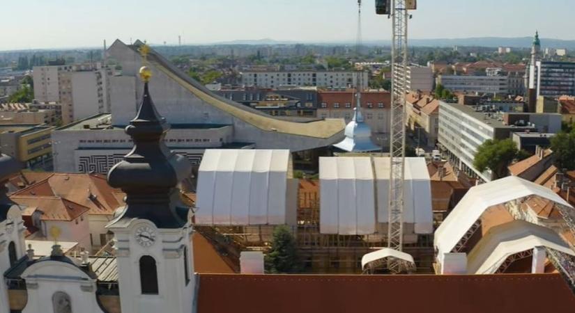 Így került helyére a győri bencés templom korábban elbontott huszártornya