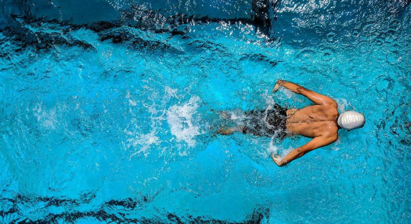 Feszülős úszónacik az olimpián: a legszexibb sportoló fiúk domborulataikkal füllesztették a párizsi levegőt - fotók