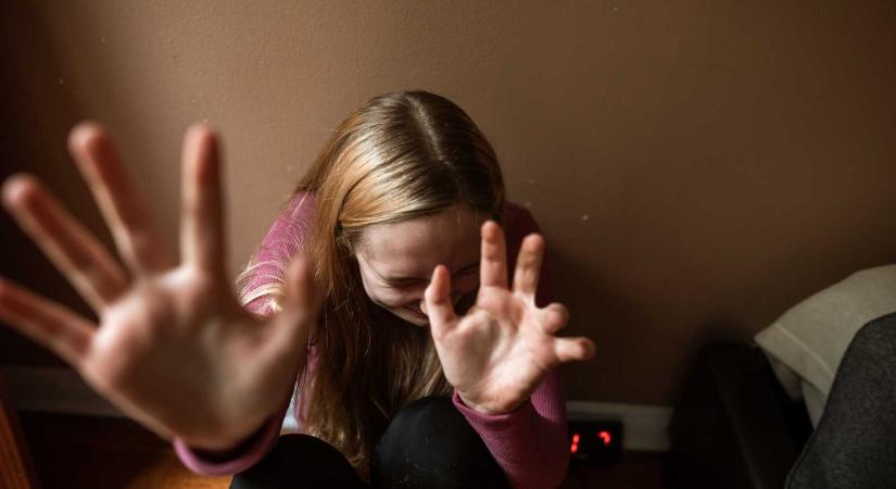 Dagad a botrány: megrázó vallomásokban tanúskodnak a diáklányok az őket szexuálisan zaklató tanár ellen
