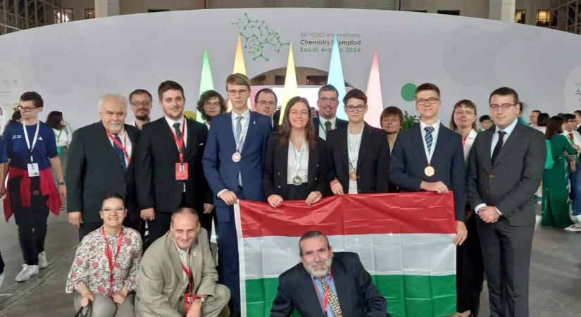 Kiválóan szerepelt a magyar csapat az 56. Nemzetközi Kémiai Diákolimpián