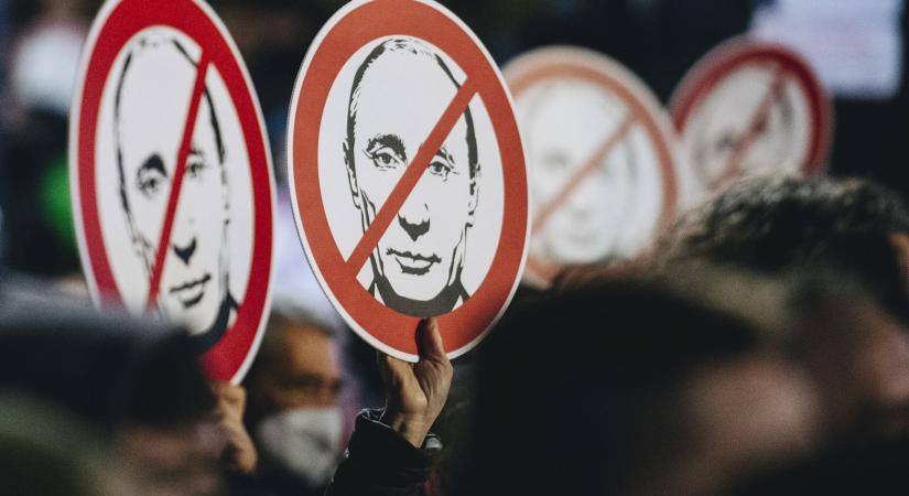 A kormány lemondani látszik az orosz kémbank 26 milliárd forintjáról