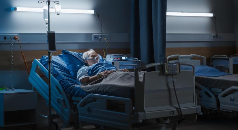 Csaknem kiszáradt az az idős beteg, akit ágyhoz kötözve tartottak a várpalotai magánkórházban