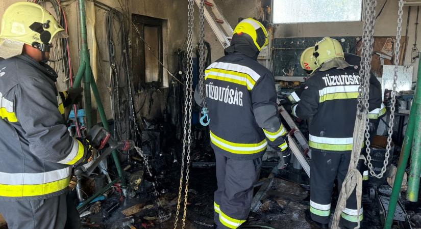 Kiégett egy melléképület Sárváron - fotók