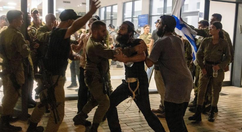 Izraelben szélsőjobboldali tiltakozók törtek be két katonai létesítménybe – frissül