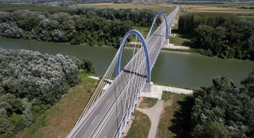 Közel egy hónapig félpályás útlezárásra kell számítani a meghibásodott Tisza Hídon