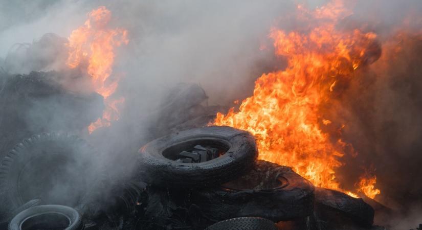 Dráma a Balaton kapujában: lángoló autó miatt teljes az útzár a 7-es főúton