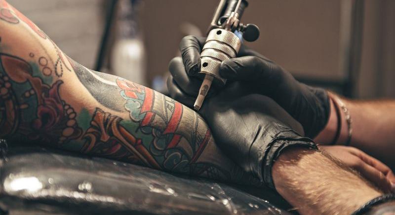 A tetoválás veszélyei: növelheti a vérmérgezés és a rák kialakulásának kockázatát