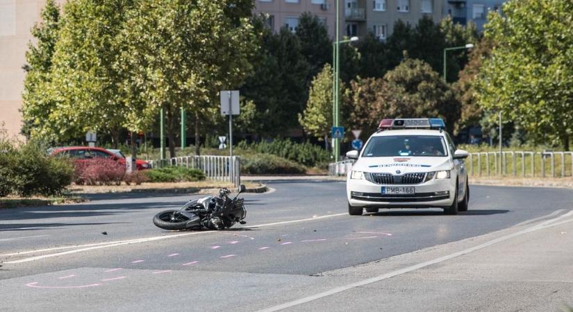 Kisteherautó és motorkerékpár ütközött a Városháza térnél
