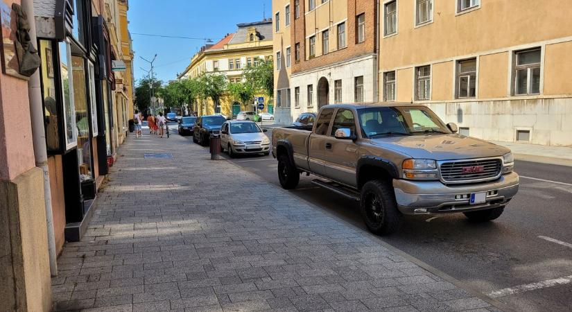 Feltűnő parkolási „megoldás” Szombathelyen