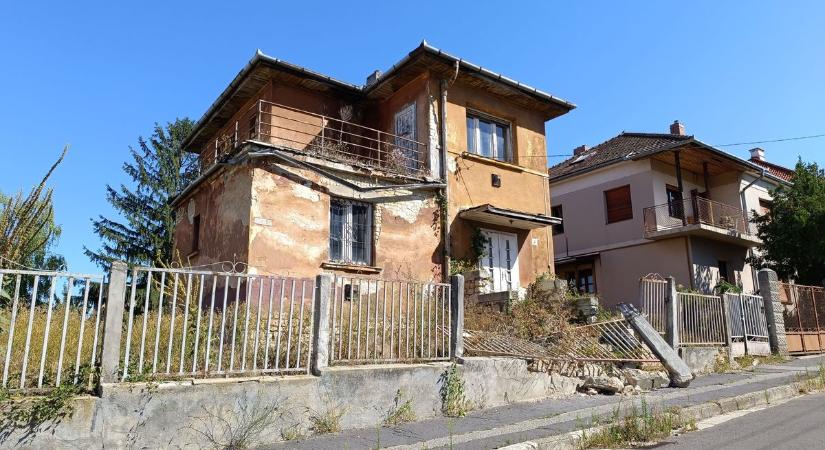 Romos ház romos kerítéssel a belvárosban