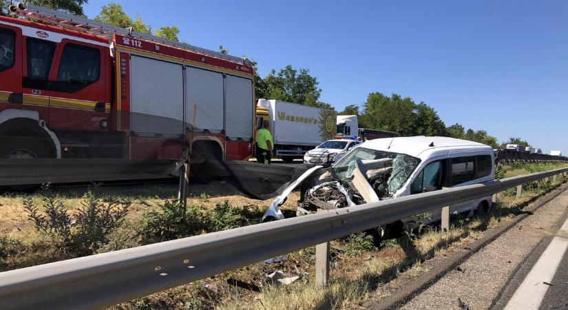 Áll a forgalom az M7-esen egy kamion és egy autó súlyos balesete miatt – fotók