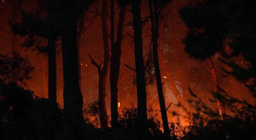 Hatalmas tűz ütött ki Horvátországban, veszélyben egy népszerű település