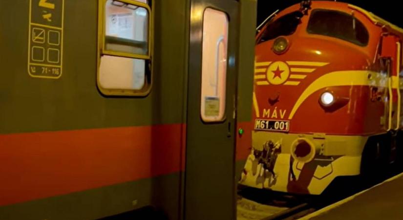 Szürrális jelenetek Bicskén: egy utasokkal teli vonatot kellett kitolni az állomásról - videó