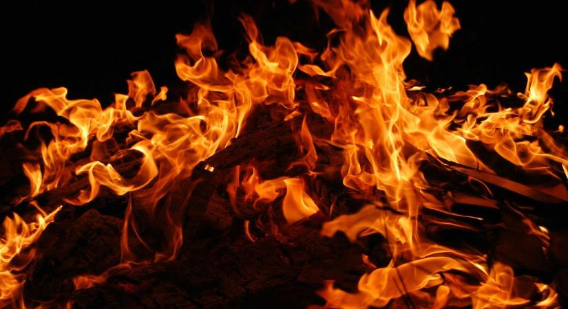 Pusztító tűz tombolt Rakamazon, a helyiek szerint az egész utca veszélyben volt