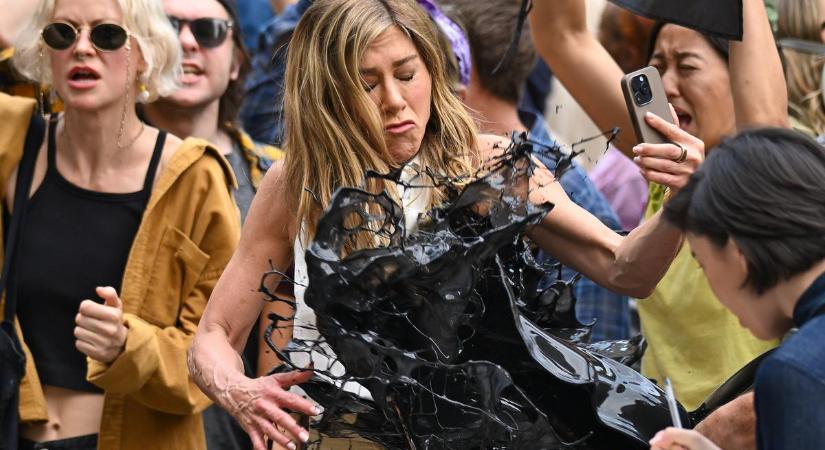 Fröccsent a ruháján a fekete olaj: Jennifer Aniston drámai pillanatai a hétvégéről
