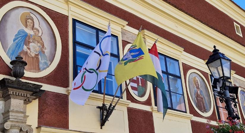 Hámori Luca tiszteletére ötkarikás olimpiai zászló leng a kőszegi Városházán
