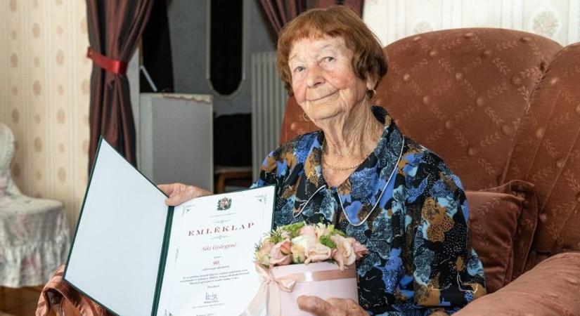 A 90 éves Erzsi nénit köszöntötték