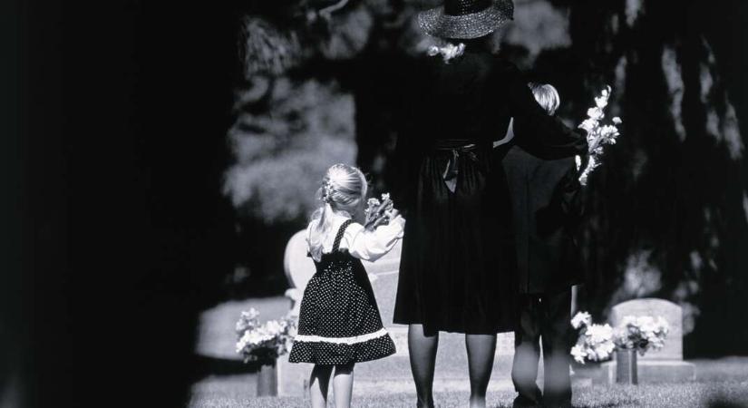 Gyerekek és gyász: így beszélj velük temetésről, veszteségről, elmúlásról a szakértő szerint
