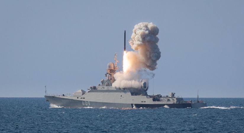 Két orosz Kalibr rakétákkal felszerelt hajó jelent meg a Fekete-tengeren