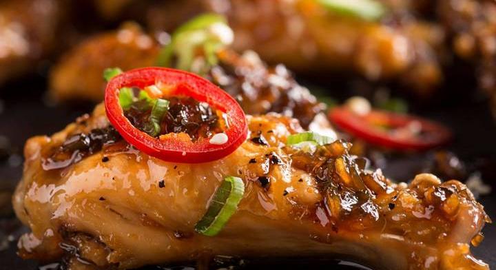Ragacsos, mézes-chilis csirkeszárnyak: vajpuha a hús