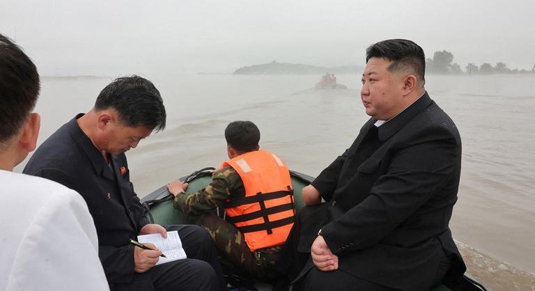 Kim Dzsongun gumicsónakon, öltönyben ellenőrizte az árvízhelyzetet