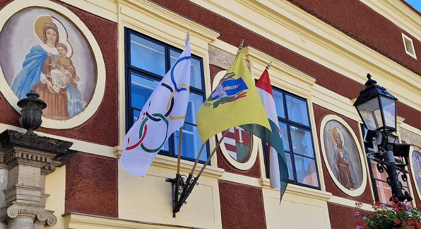 Olimpiai zászló lobog a kőszegi városházán