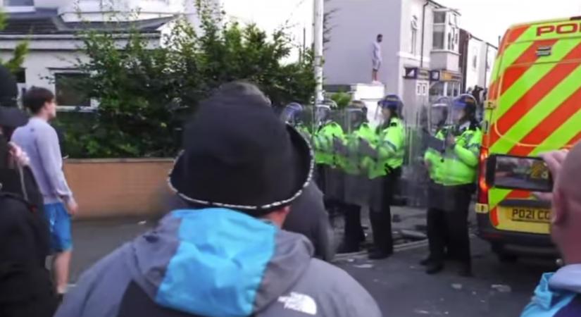 Harminckilenc rendőr sérült meg a késelés után kitört zavargásban (VIDEÓ)