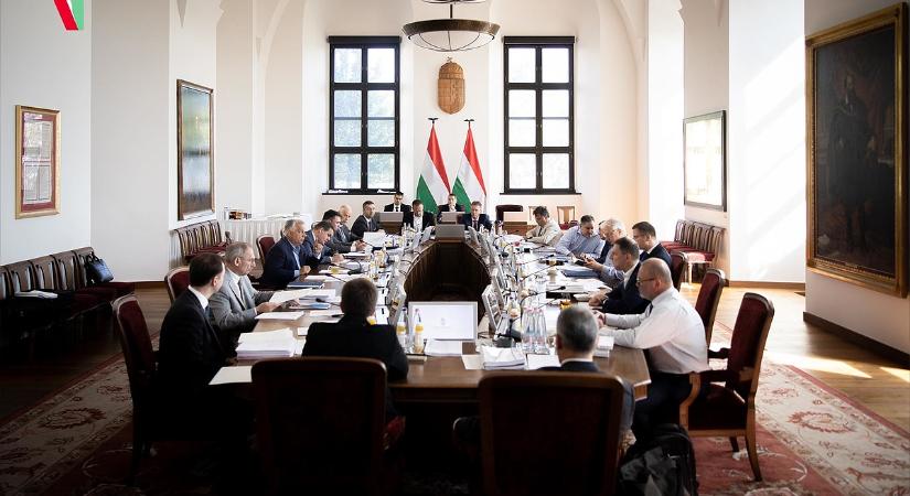 Rátett 27 százalékot az 5 milliót kereső miniszterek bérére Orbán, saját pénzéhez is hozzányúlt