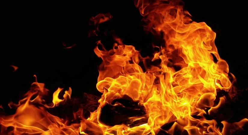 Tragédia Dömsödön: meghalt egy nő, miután tűz ütött ki egy hétvégi házban